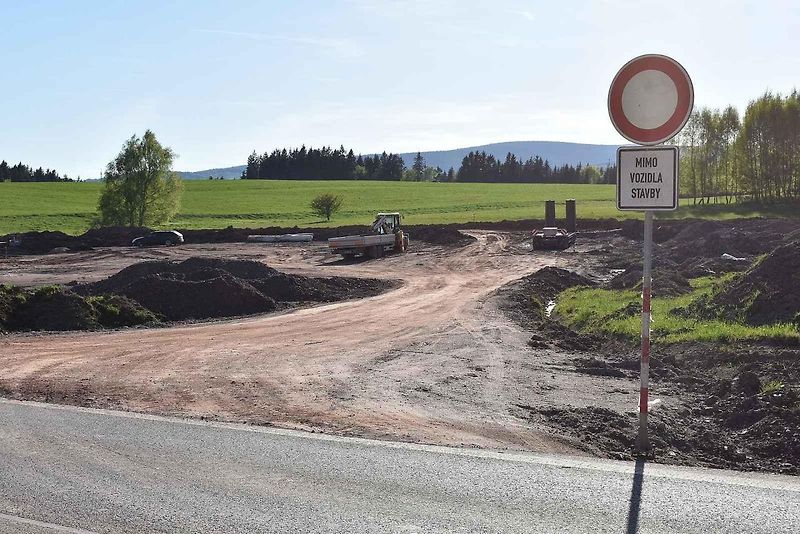 Stavba dálnice D11 v Královci 28. dubna 2025.