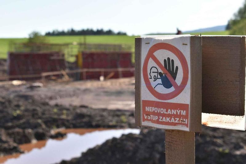 Stavba dálnice D11 v Královci 28. dubna 2025.