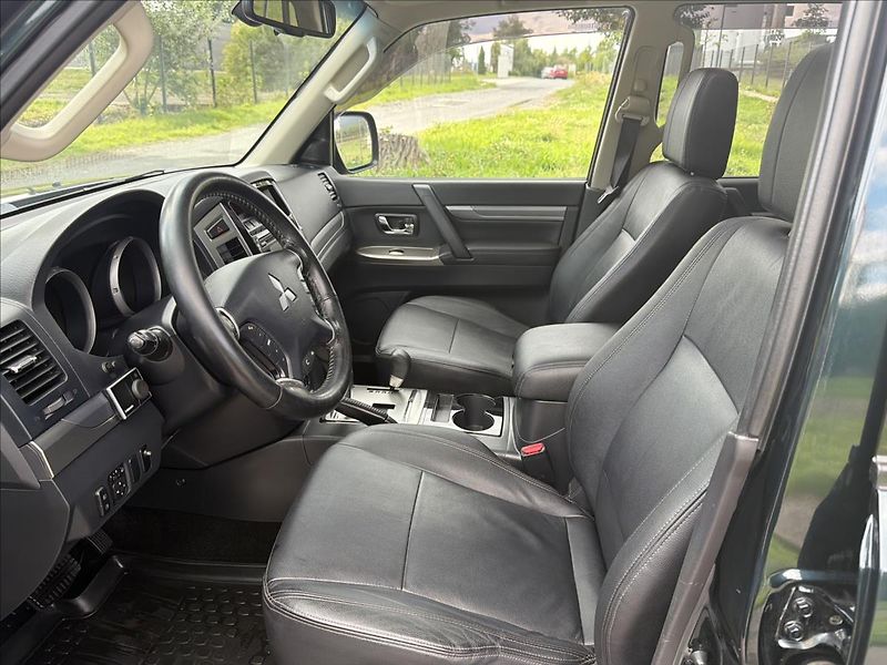 Mitsubishi Pajero 3,2 DI-D ČR SERVIS NT - fotka 21 z 30