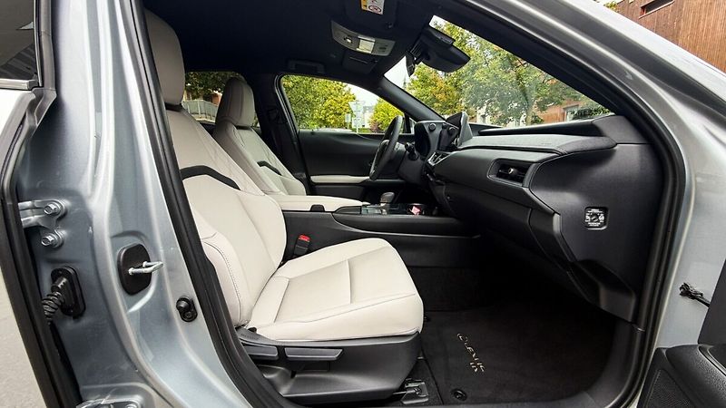 Lexus UX 300h 300H 2,0 HEV F SPORT DESIGN - fotka 7 z 24