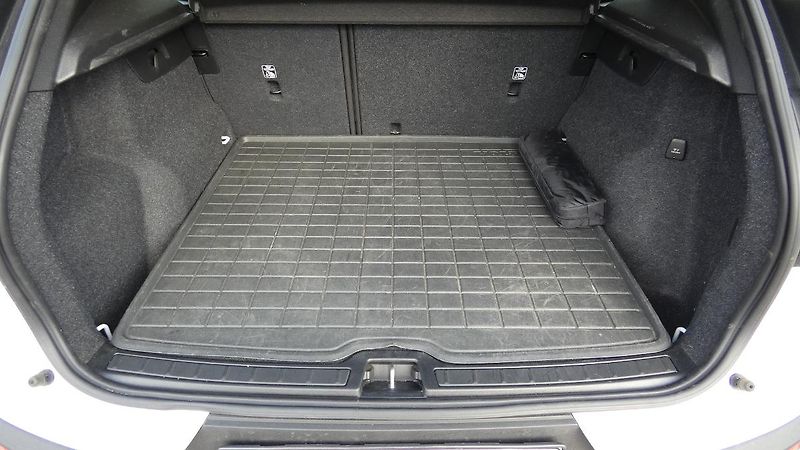 Volvo XC40 T2 FWD Momentum Auto - fotka 19 z 20