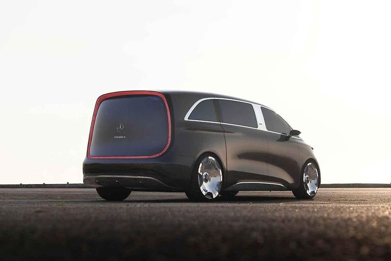 Nový Mercedes-Benz VLS bude luxusní dodávka. Zadní část připomíná obývací pokoj.