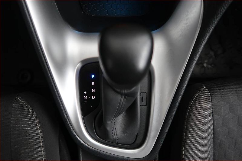 Toyota Yaris (2022) 1.5 VVT-i, Automat, ČR,1.maj - fotka 13 z 17