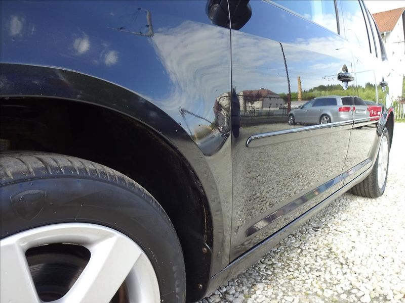 Volkswagen Touran 2,0 TDI 103kW 7.MÍST - fotka 13 z 55