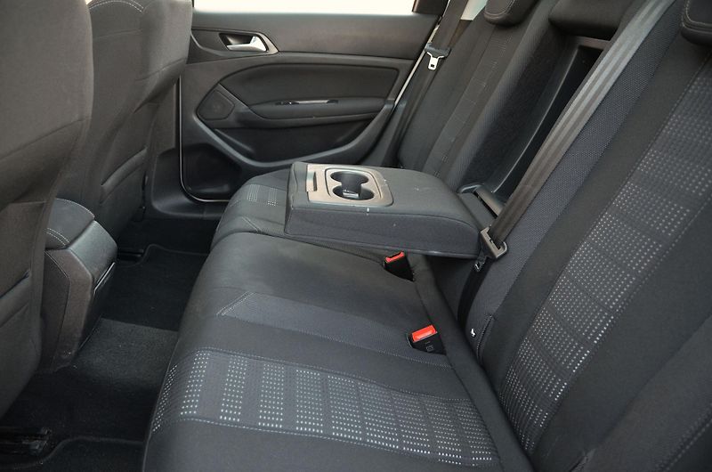Peugeot 308 (2017) SW 1.2 96kW Allure / AUTOMAT - fotka 14 z 39