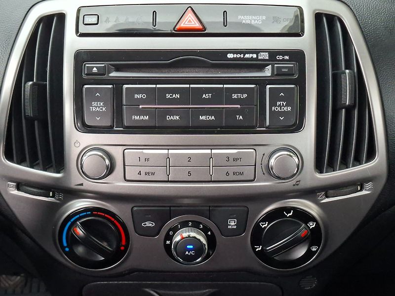 Hyundai i20 (2012) 1.2i 63kW -KLIMATIZACE-S.KNIHA - fotka 14 z 29