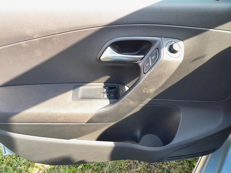 Volkswagen Polo (2015) 1,0 TSI 70KW serviska 2x klíč - fotka 15 z 16