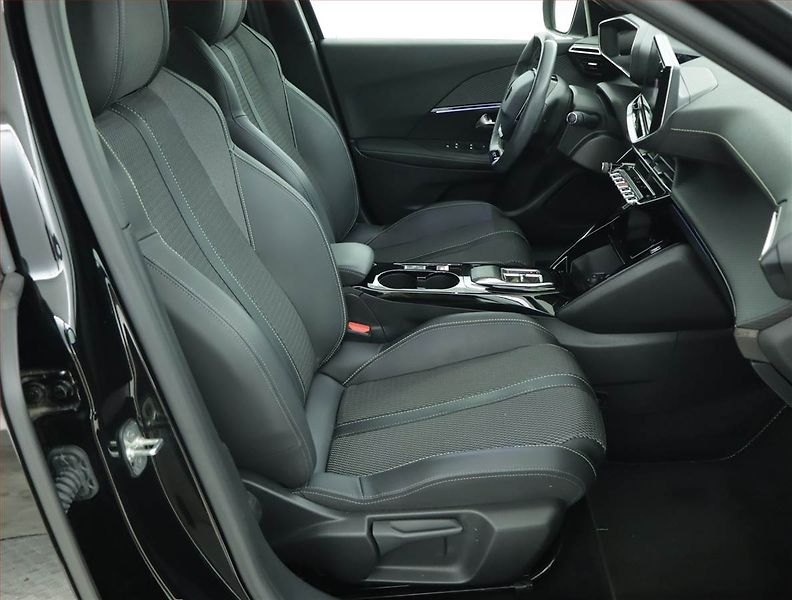 Peugeot 2008 (2023) GT 54 kWh, SoH 94% - fotka 9 z 20