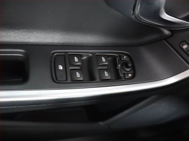 Volvo V60 (2018) R-Design D4 2.0, Automat, Kůže - fotka 18 z 19