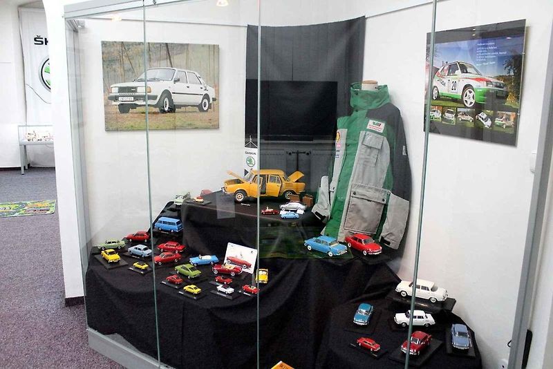Modely vozů Škoda s pamětními mincemi.