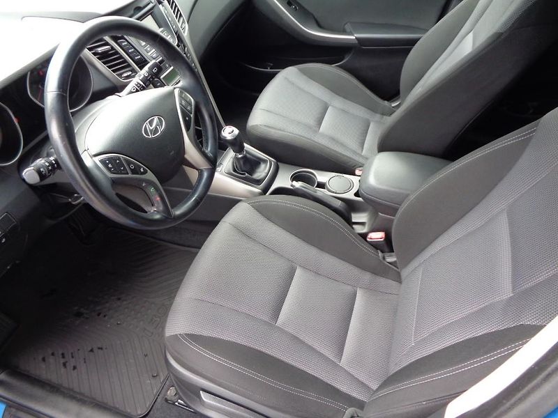 Hyundai i30 1.6i GDI Weekend - fotka 9 z 25
