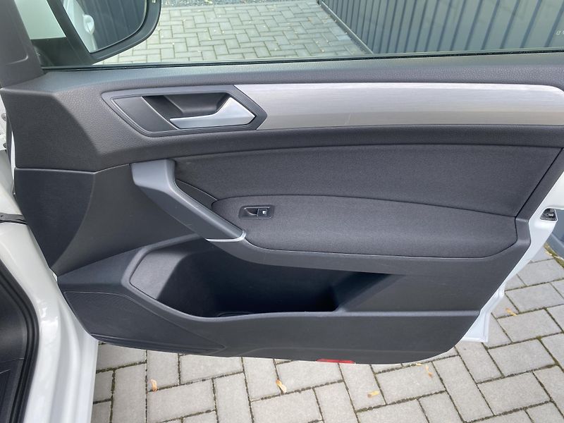 Volkswagen Touran 1.4TSI 110kW-1xMAJ-7MÍST-NAVI - fotka 39 z 44