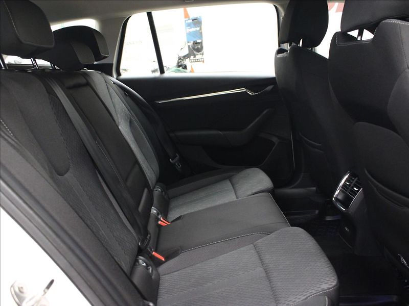 Škoda Octavia 2,0 TDI DSG style 1. maj. CZ - fotka 13 z 33