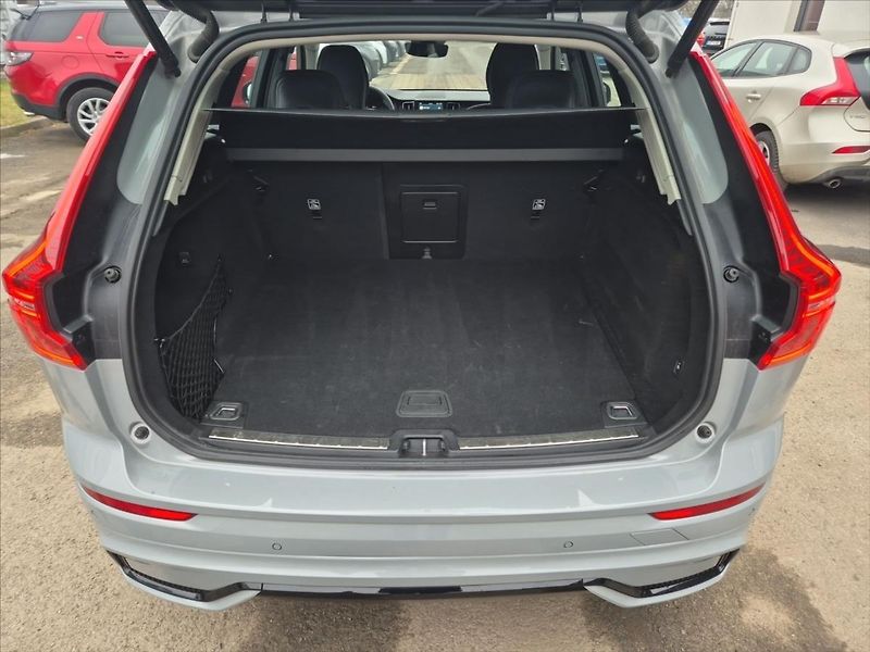 Volvo XC60 2,0 B4 AWD diesel Plus Dark Au - fotka 11 z 19