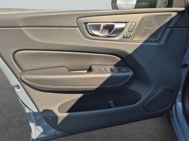 Volvo XC60 B4 AWD Plus Dark - fotka 19 z 19