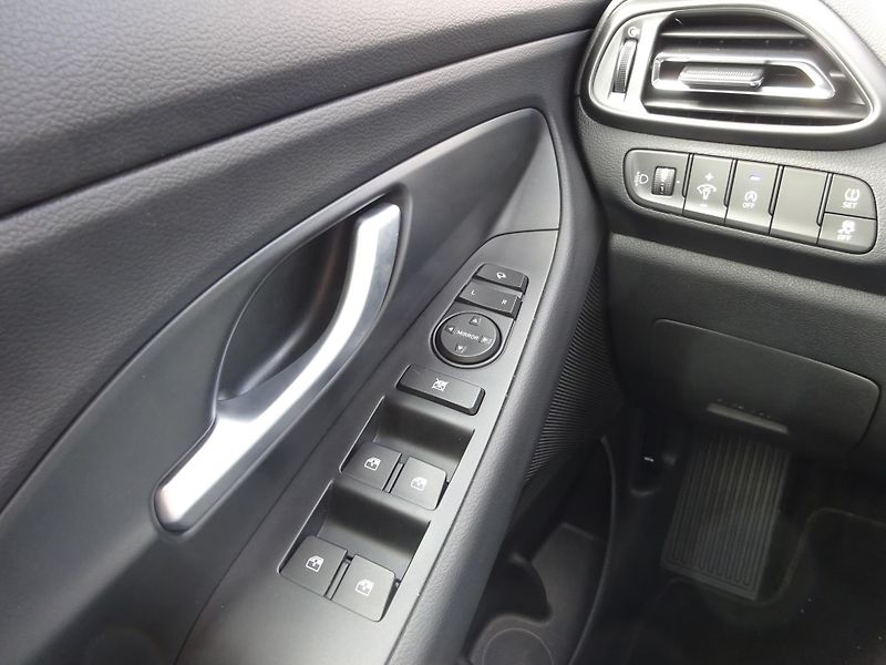 Hyundai i30 1.5 T-GDI 103kW DCT Style - fotka 13 z 21