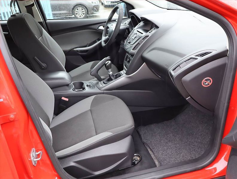 Ford Focus (2013) 1.6 TDCi, Navi, Xenony - fotka 9 z 16