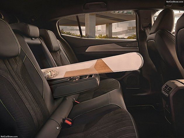 Uprostřed zadních sedaček je otvor pro prostrčení předmětů do kabiny., zdroj: Se svolením Peugeot