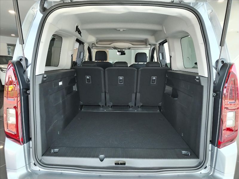 Toyota ProAce City Verso (2026) 1.5 DIESEL 6MT  FAMILY 5S LONG - fotka 17 z 18