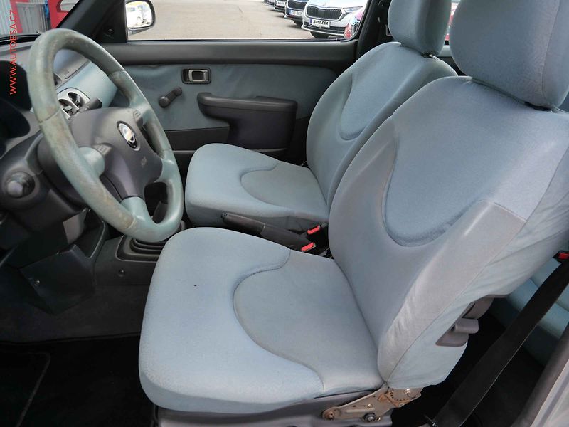 Nissan Micra (2002) 1.0 i, Klima - fotka 9 z 11