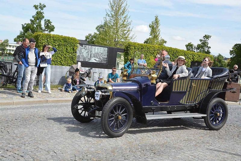 Stovka nablýskaných motocyklů a automobilů předválečné a meziválečné éry vyrazila v neděli z Horního náměstí v Přerově na spanilou jízdu regionem. Nejstarší účastnicí byla osmaosmdesátiletá Libuše Šulcová, která na trasu vyrazila na motocyklu BSA 770 se s