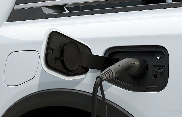 Auto samo se dobíjí externě jen střídavým proudem., zdroj: Se svolením Ford