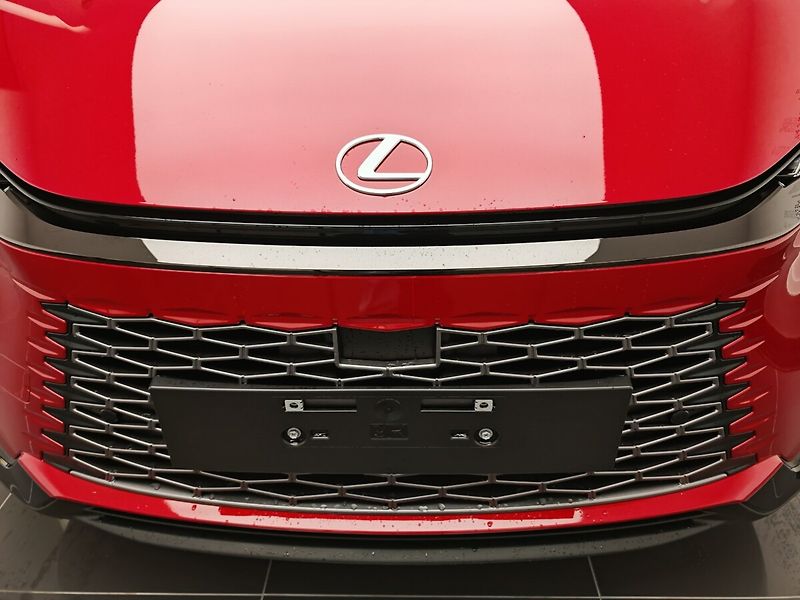 Lexus LBX Vibrant Edition - fotka 8 z 39