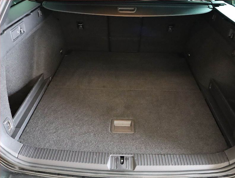 Volkswagen Passat (2021) 2.0 TDI, Automat, Kůže, Navi - fotka 14 z 31