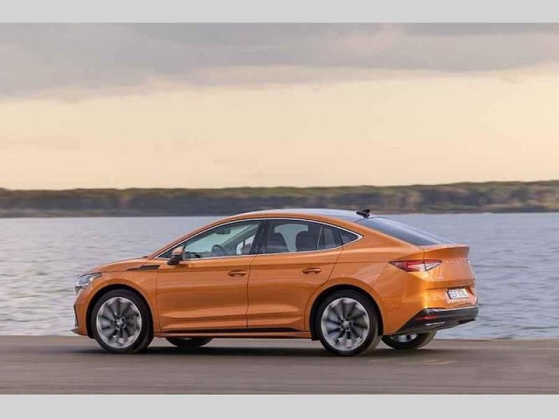 Plně elektrické SUV Škoda Enyaq Coupé iV (na snímku) se představilo v roce 2022 a vzbudilo u zákazníků velký zájem. Automobilka zrychluje svoji elektrickou ofenzivu: do roku 2026 představí tři zcela nové elektrické modely a další budou následovat.