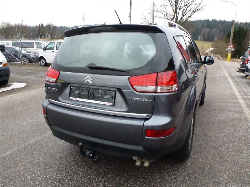 Citroën C-Crosser 2,2 HDi SX 7míst 4x4 - fotka 10 z 53