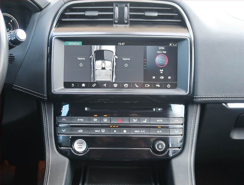 Jaguar F-Pace (2018) 20d AWD, 4X4, Automat, Kůže - fotka 12 z 23