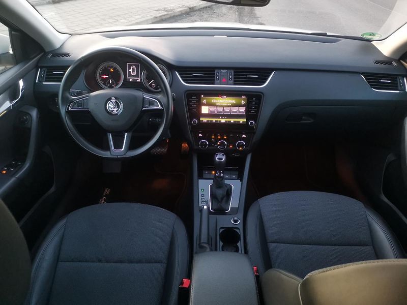 Škoda Octavia 2,0TDI DSG 110kW ACC STYLEPLUS - fotka 39 z 87