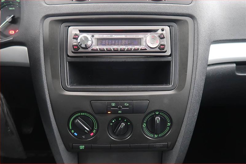 Škoda Octavia (2005) Ambiente 1.6, nová STK - fotka 12 z 14