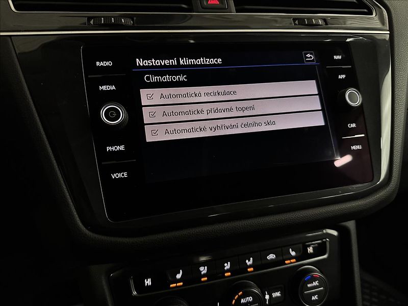 Volkswagen Tiguan Allspace R-LINE 140kW 4M HUD DCC LED - fotka 30 z 52