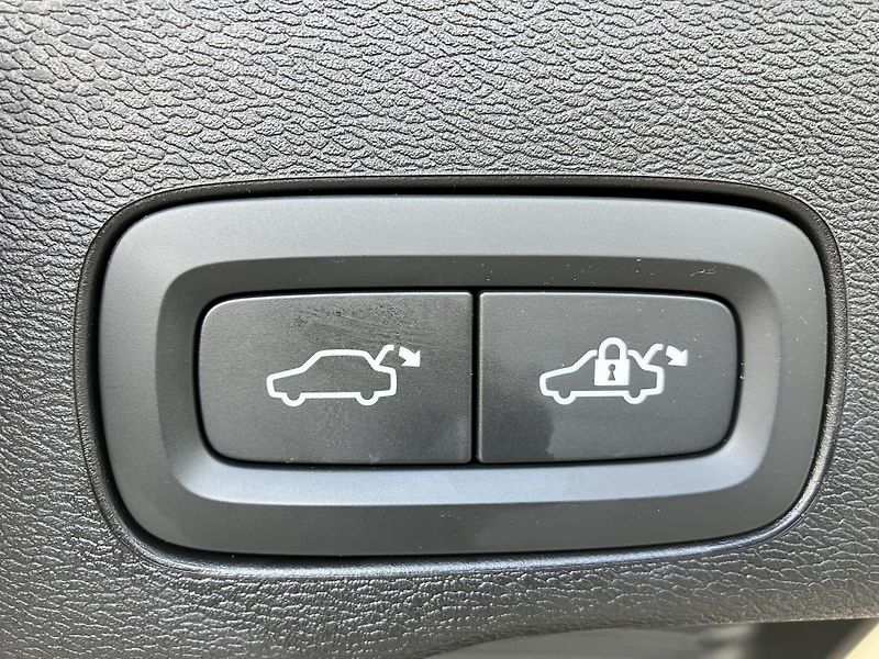 Volvo XC60 B4 FWD Momentum PRO AT8 - fotka 13 z 47