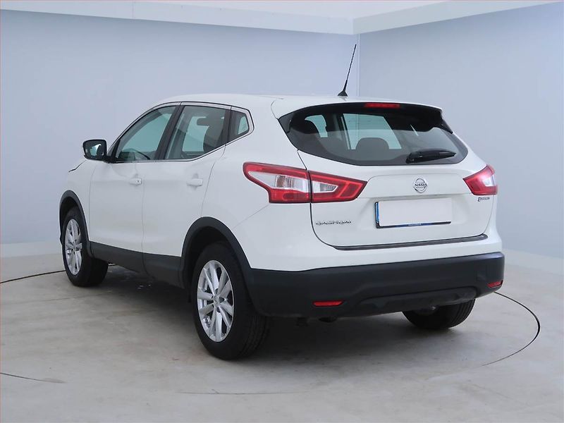 Nissan Qashqai (2015) Acenta 1.2 DIG-T, ČR,1.maj - fotka 4 z 17