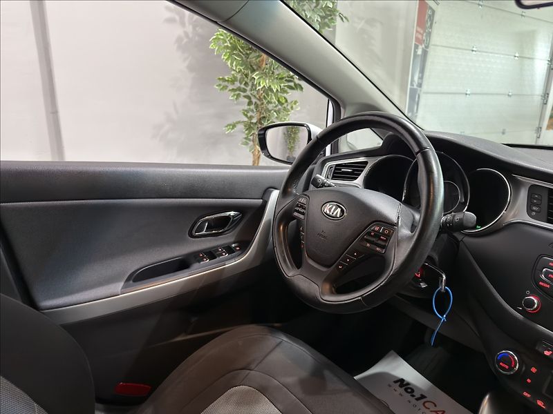 Kia Ceed 1,6   GDI KAMERA VÝHŘEV 61TKM - fotka 18 z 31