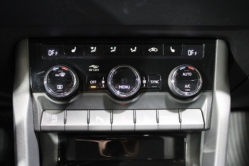 Škoda Karoq 2,0 TDI DSG 4x4 1.majitel CZ - fotka 26 z 34