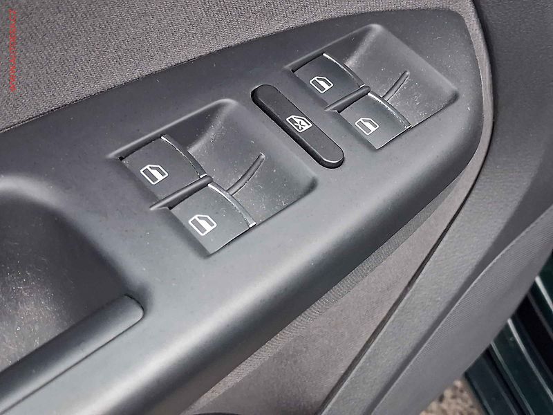 Volkswagen Touran (2011) 2.0 TDi, DSG, webasto - fotka 11 z 19