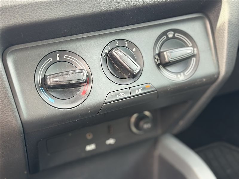 Škoda Fabia 1,0 MPI KLIMA - fotka 13 z 22