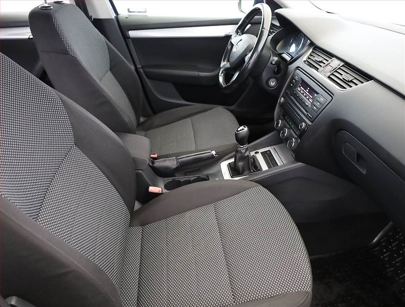 Škoda Octavia (2013) 1.6 TDI, Tempomat - fotka 7 z 14