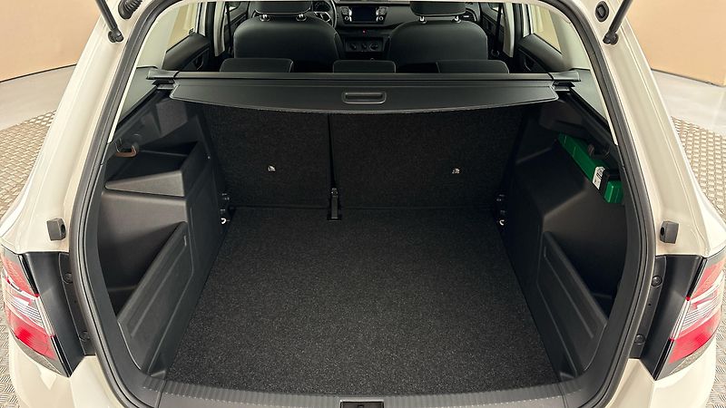 Škoda Fabia 1.0 TSI Ambition Combi - fotka 17 z 23