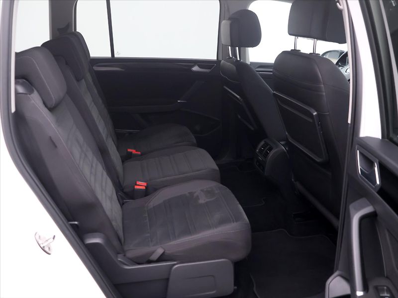 Volkswagen Touran 1,8 TSI 132kW DSG R-Line 7míst - fotka 12 z 38