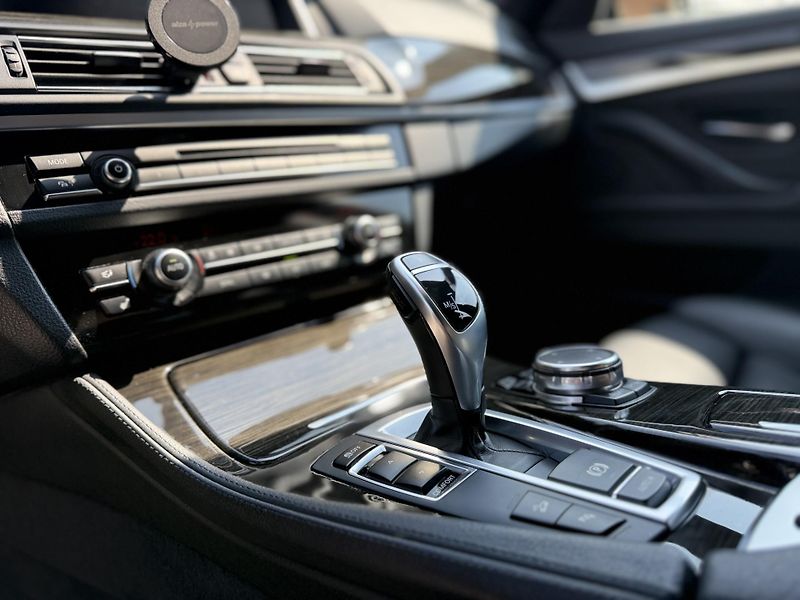 BMW Řada 5 (2015) 530d, 190kW, M-paket, xDrive - fotka 14 z 31