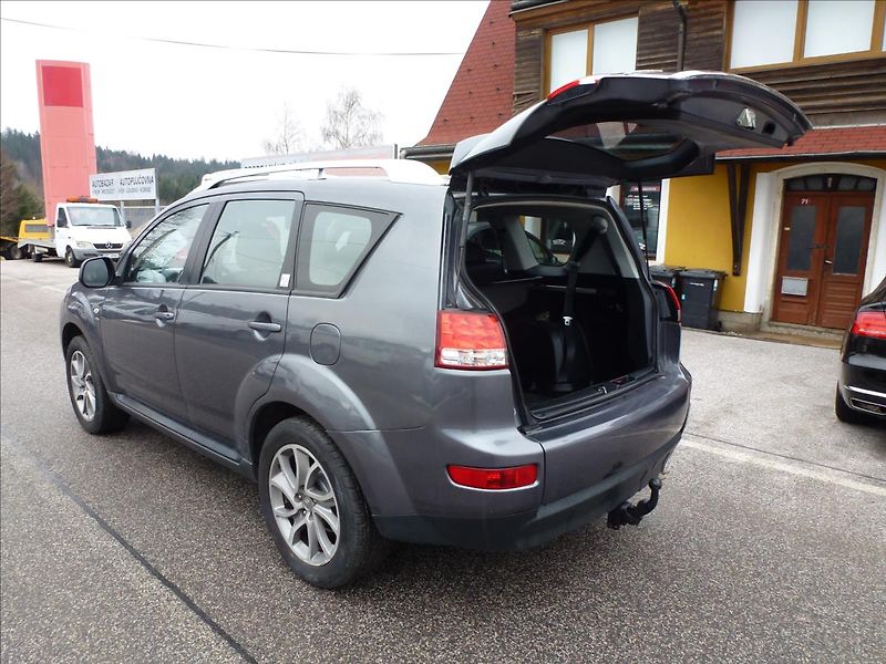 Citroën C-Crosser 2,2 HDi SX 7míst 4x4 - fotka 22 z 53