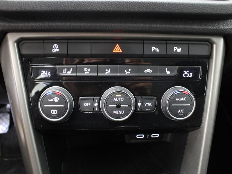 Volkswagen T-Roc 1,5 TSi 110kW DPH Bezklíč ČR - fotka 12 z 14