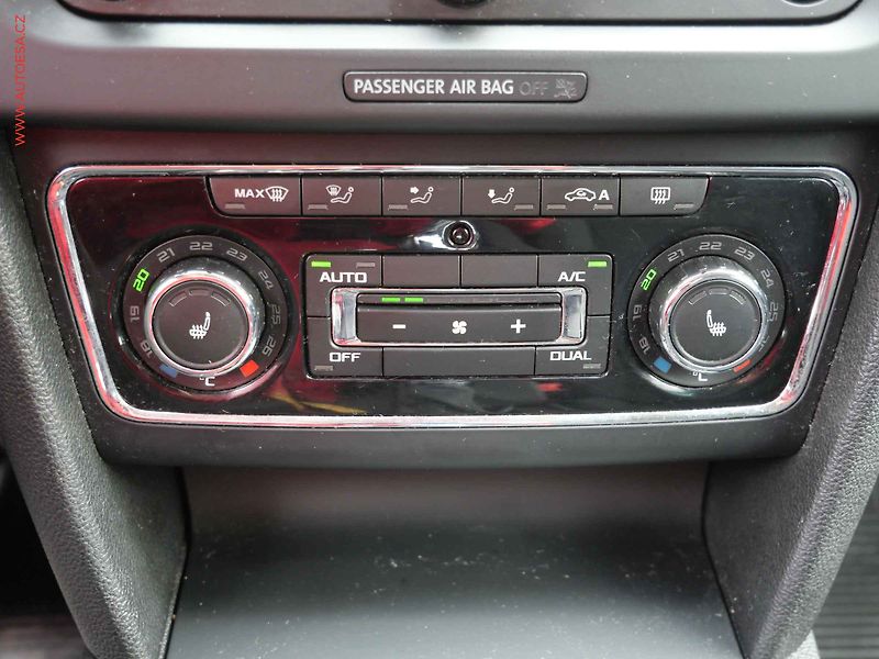 Škoda Superb (2014) 2.0 TDi, DSG, navi, xenon - fotka 17 z 21