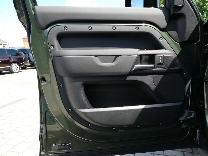 Land Rover Defender (2026) 110 3,0 X-Dynamic SE D250 - fotka 12 z 31
