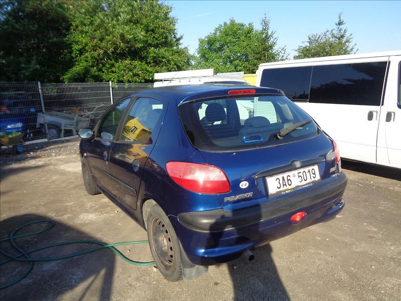 Peugeot 206 1,1 - fotka 6 z 12