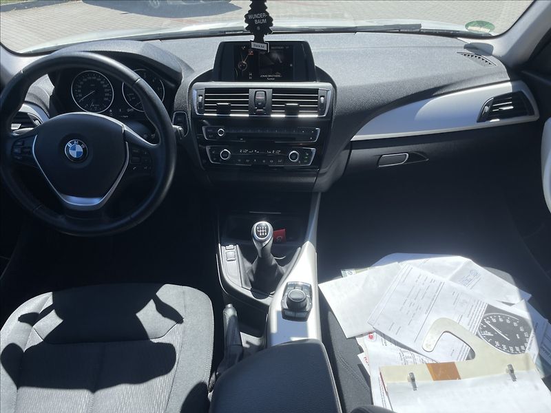 BMW Řada 1 2,0 d 110kw xDrive - fotka 12 z 33